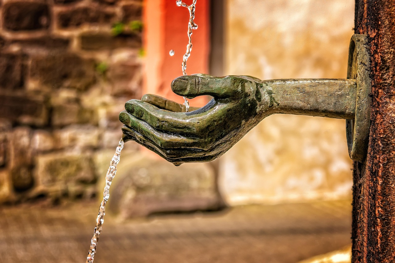 Fontaine avec mains
